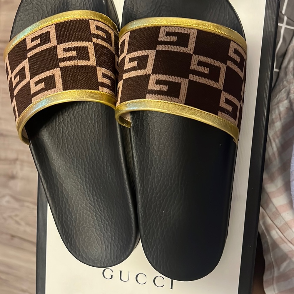 Authentic Gucci slides comes with original packing